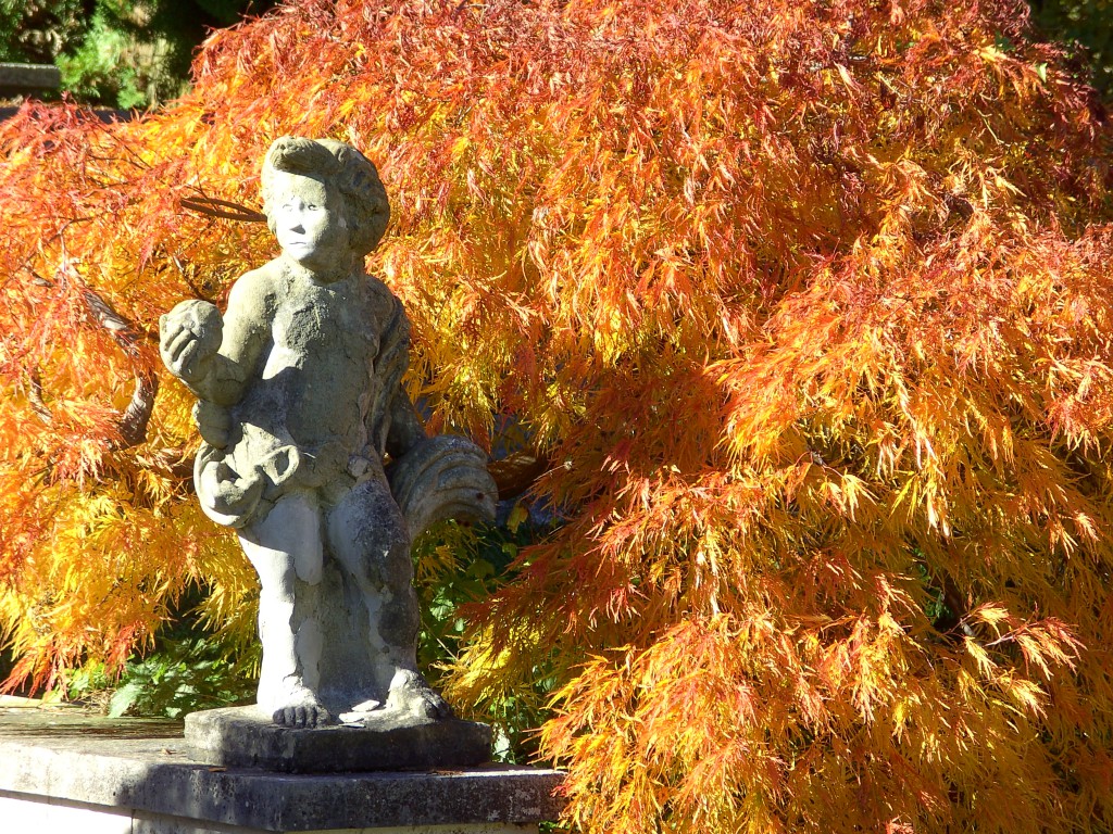 Statue im Herbst